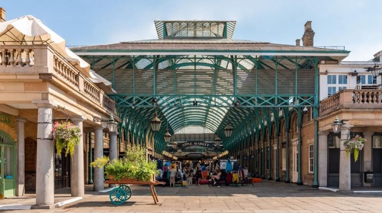 Covent Garden’s lively market square with street performers, boutique shops, and outdoor cafes.