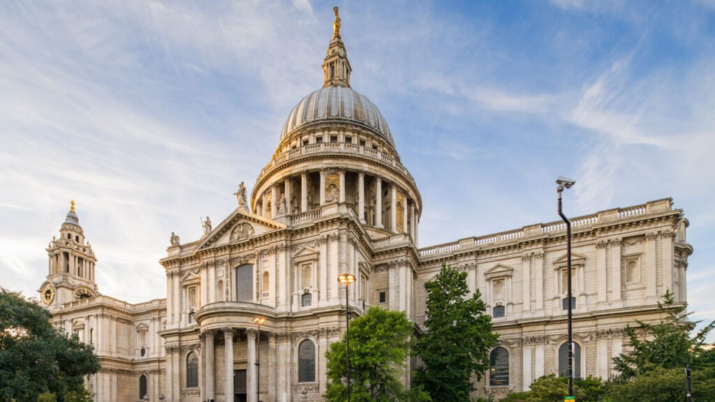 St Pauls Cathedral: London’s Iconic Masterpiece of History and Architecture 1 Introduction to St. Pauls Cathedral